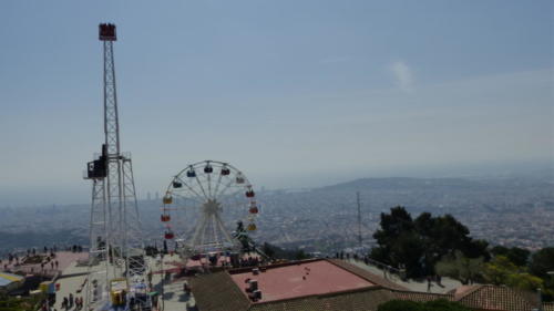 Talaia de pe Tibidabo (în stânga)