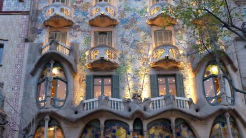 Chipurile cântătoare și încântătoare ale Casei Batllo