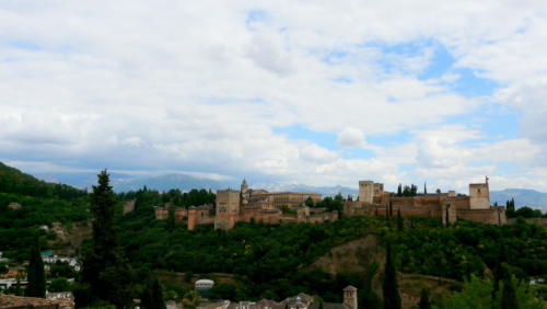 Alhambra văzută din piața San Nicolas